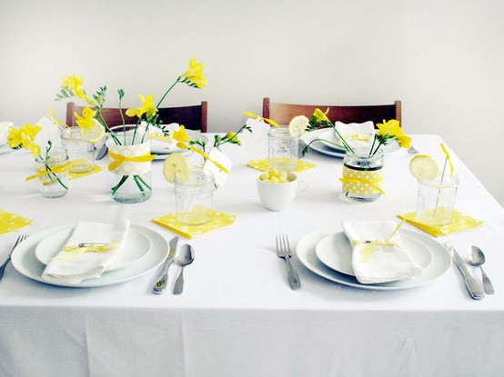 stół z żółtą forsycją